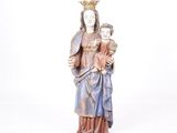 statue d'une femme tenant un enfant dans ses bras, coiffée d'une couronne