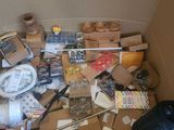 une boîte en carton remplie de toutes sortes d'objets et d'articles