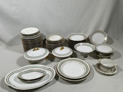 beaucoup d'assiettes et de bols posés sur une table