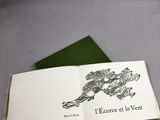 un livre ouvert sur lequel est dessiné un dragon