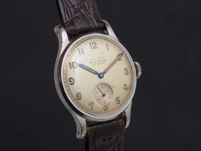 gros plan d'une montre-bracelet avec un bracelet en cuir marron