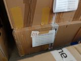 une pile de boîtes empilées les unes sur les autres