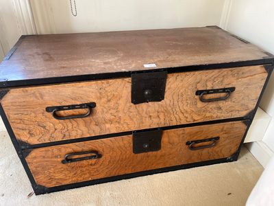 une commode dans une pièce recouverte de moquette