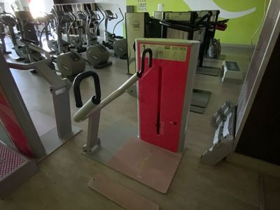 une porte rouge au milieu d'une salle de sport