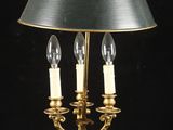 une lampe de table en laiton ancien avec deux bougies sur fond noir