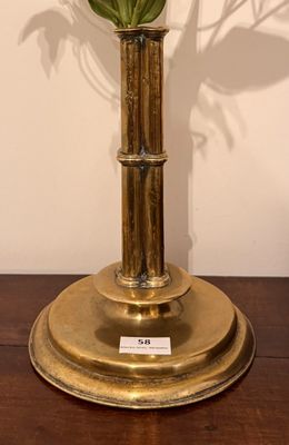 un vase contenant des fleurs, posé sur une table