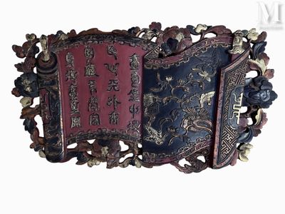 une plaque rouge et bleue sur fond blanc