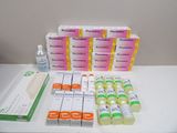une table sur laquelle sont posés de nombreux médicaments et autres objets
