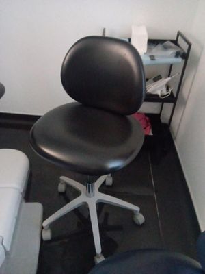 une chaise de bureau noire posée dans un coin d'une pièce