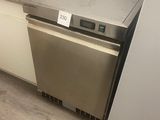 une photo d'une cuisine avec un lave-vaisselle et un lave-vaisselle