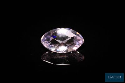 un diamant rose sur fond noir