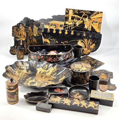 Ensemble d'objets en carton bouilli à décor or et scènes chi…