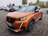 un gros plan d'une voiture orange garée sur un parking