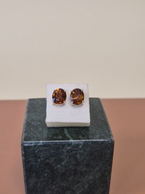 une paire de boucles d'oreilles posée sur un bloc de marbre