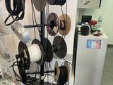 une photo montrant un assortiment de bobines et de fils dans une pièce