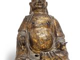 une image représentant une statue d'un Bouddha souriant assis sur une surface blanche