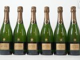 six bouteilles de champagne sont alignées
