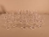 un grand nombre de verres posés sur une table