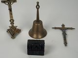 trois croix, une cloche et une clé sur un fond blanc