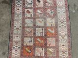 un vieux tapis orné de nombreux motifs différents