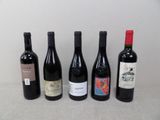 plusieurs bouteilles de vin sont alignées sur une table