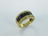une bague en or jaune sertie de diamants noirs et blancs