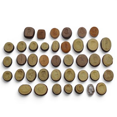 plusieurs types de pièces de monnaie sont disposés sur une surface blanche