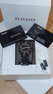 La montre se trouve dans la boîte et est prête à y être rangée.