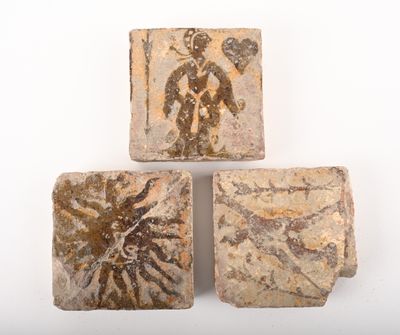 trois pièces de poterie antique ornées de motifs sur un fond blanc