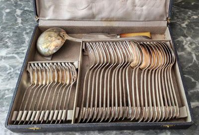 un coffret contenant de l'argenterie sur une table