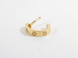 un gros plan d'une bague en or percée d'un petit trou