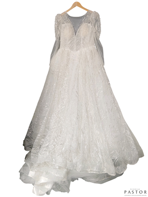 une robe de mariée suspendue à un cintre sur fond blanc