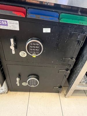 un coffre-fort muni d'une serrure à combinaison sur la porte