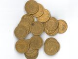 une pile de pièces d'or sur une surface blanche