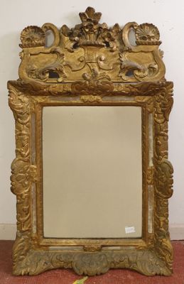 Miroir en bois stuqué sculpté doré, amortissement rocaille à…