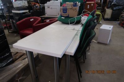 une table sur laquelle est posé un sac à dos, dans un entrepôt