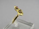 une image représentant une bague en or avec une pierre rouge au centre