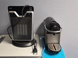 une cafetière posée sur une table à côté d'une tasse de café