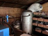une pièce remplie de cartons et équipée d'un grand climatiseur