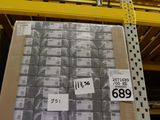 une palette chargée de nombreux cartons dans un entrepôt
