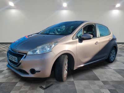 une photo d'une voiture argentée et bleue dans une pièce
