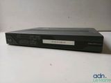 un gros plan d'un lecteur DVD posé sur une table