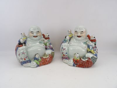 paire de figurines en céramique représentant un homme et une femme assis sur un panier