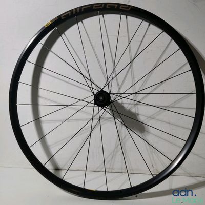 une roue de vélo accrochée au mur