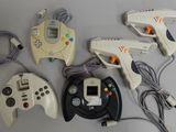 quatre manettes de jeux vidéo posées les unes à côté des autres sur une table
