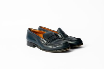 gros plan d'une paire de chaussures sur une surface blanche