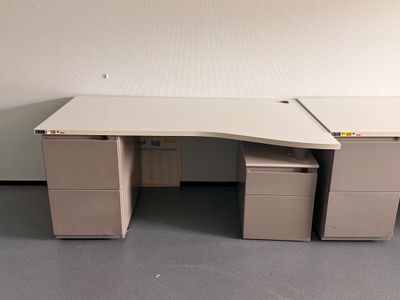 un bureau à deux tiroirs et un classeur dans un coin