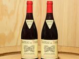deux bouteilles de vin posées sur un tonneau
