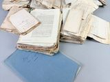 une pile de vieux livres sur une table