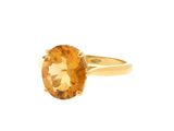 un gros plan d'une bague sertie d'une citrine